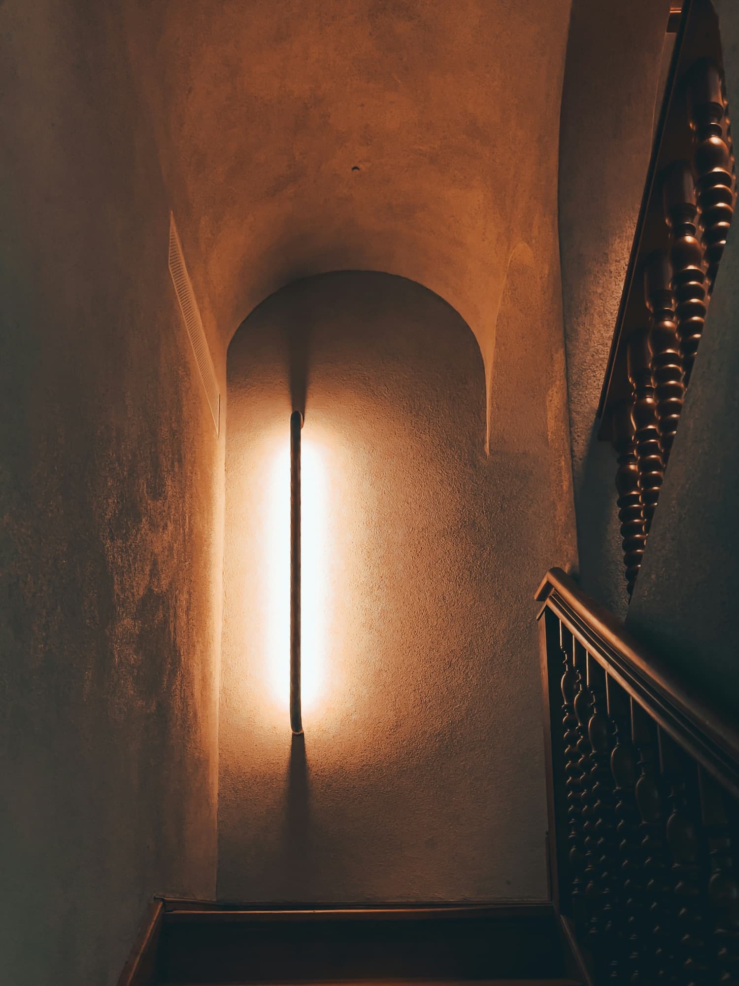 Warm licht in een stille gang